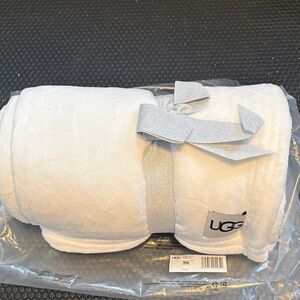 UGG white Bartlet Throw with beautiful silver ribbon
